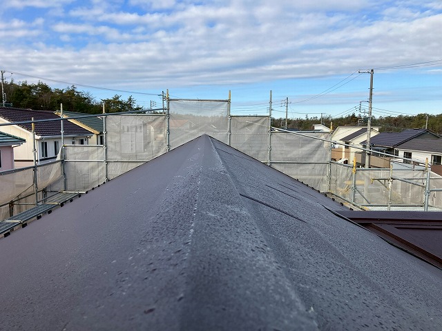 岐南町で屋根カバー工事の棟、谷板金、屋根端部の処理、雪止め金物の確認。専用の部材で対応しました